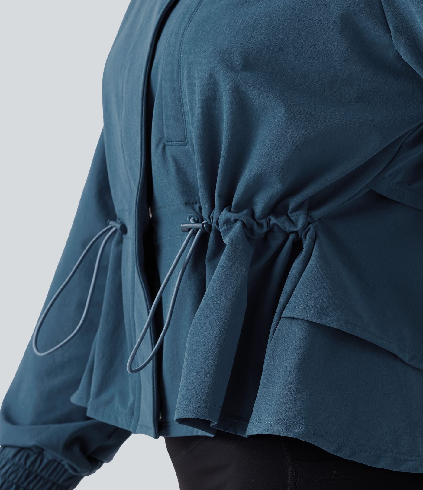 Veste cape d'entraînement à capuche amovible avec cordon de serrage, mesh contrastant et ourlet à volants avec poche
