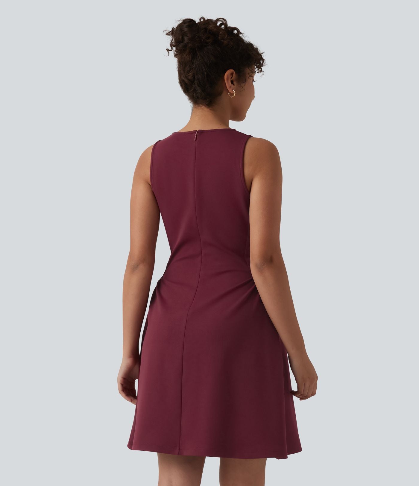 Robe tailleur mini sans manches à col rond froncée avec poches