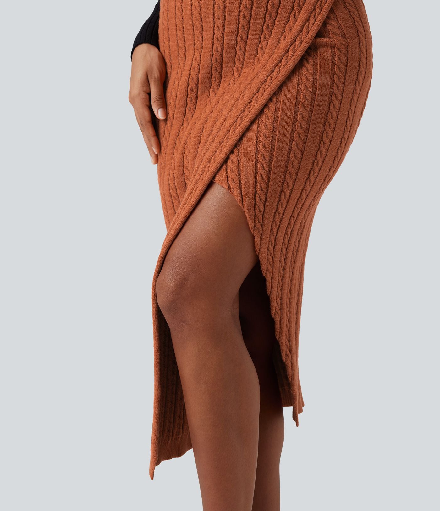 Jupe pull moulante mi-longue taille haute en maille torsadée avec fente