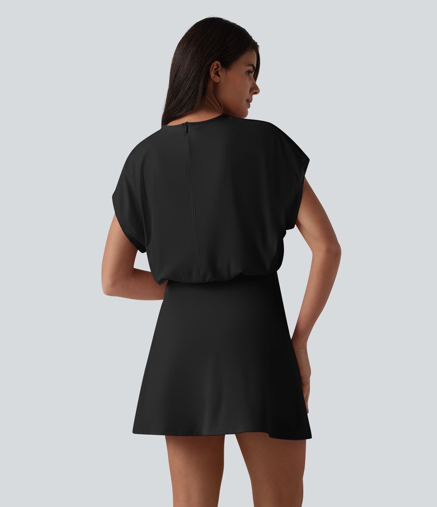 Robe de sport mini de yoga SoftlyZero™ Airy 2-en-1 effet frais InstantCool col rond à manches courtes, demi-zip et poches, accès facile Easy Peasy