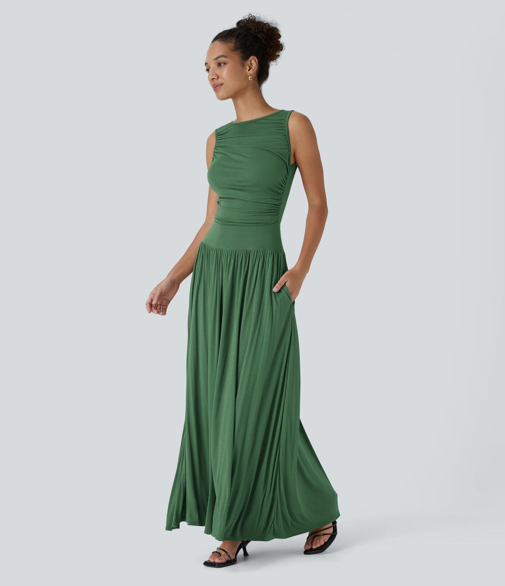 Robe longue à encolure bateau, bretelles asymétriques, côtés froncés et poches