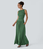 Robe longue à encolure bateau, bretelles asymétriques, côtés froncés et poches