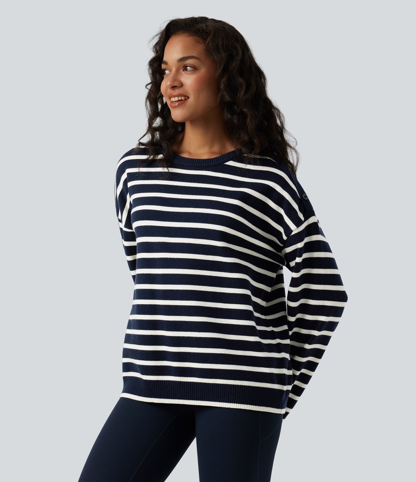 Pull casual à rayures col rond, manches longues et boutons décoratifs