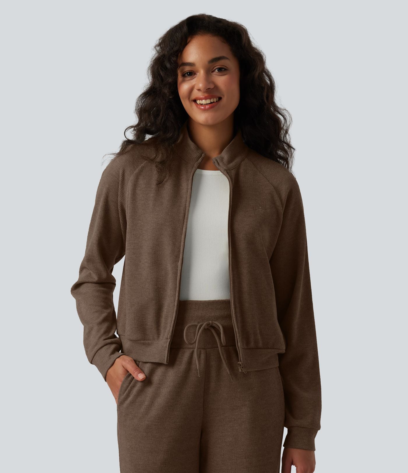 Veste casual côtelée à col montant, manches longues et fermeture zippée avec poches