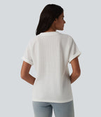T-shirt casual en tissu gaufré col V à manches chauve-souris et boutons