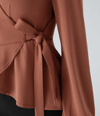 Blouse de travail à col châle, effet cache-cœur, lien sur le côté et ourlet à volants