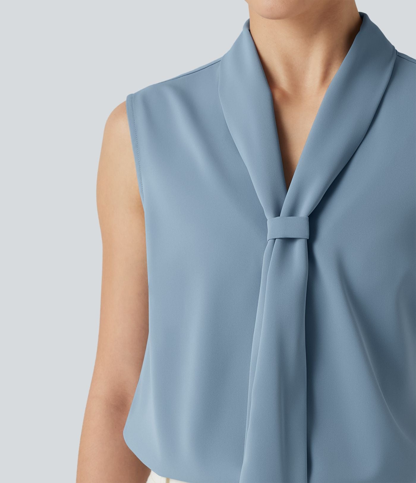 Blouse  sans manches esprit bureau défroissage facile, col V et lien à nouer