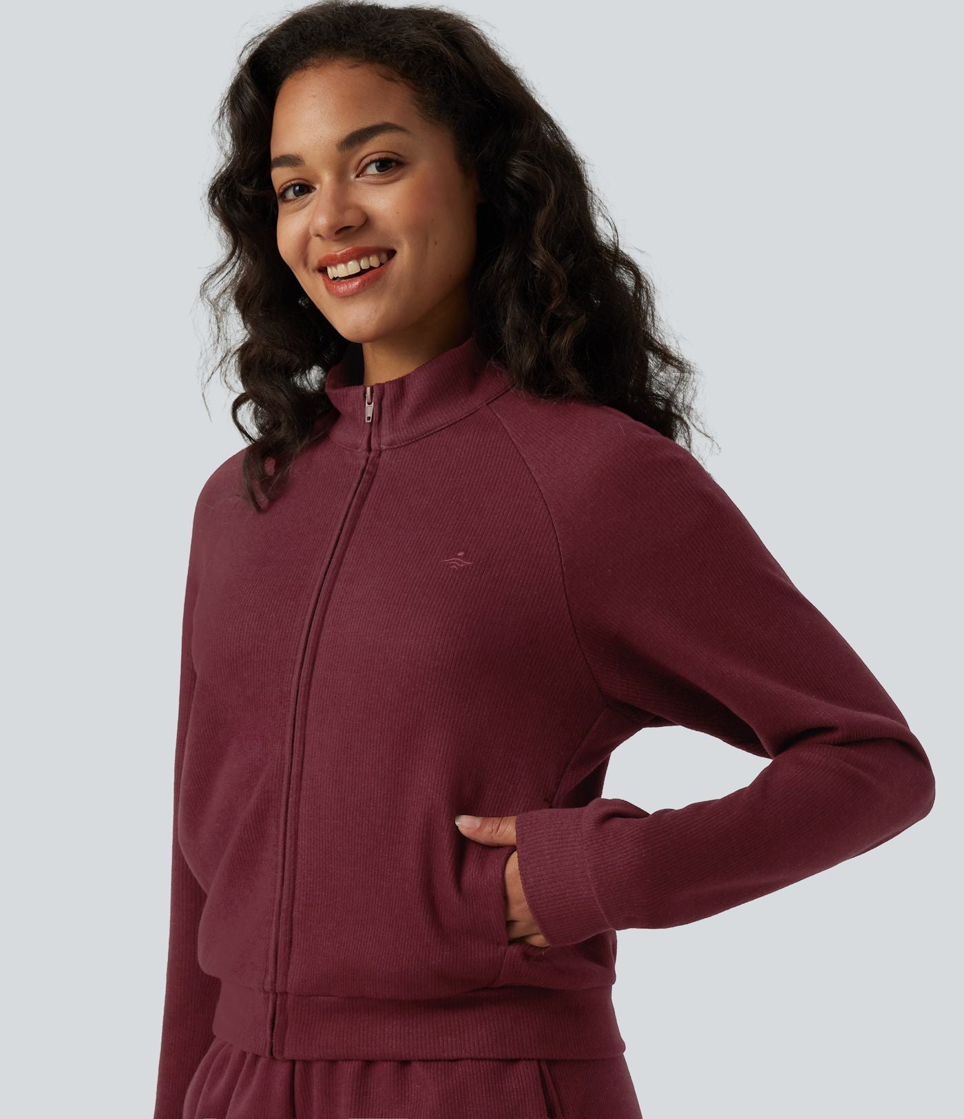 Veste casual côtelée à col montant, manches longues et fermeture zippée avec poches