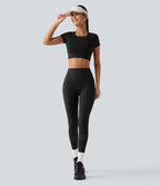 Crop top de running effet frais InstantCool à séchage rapide avec encolure bateau, mesh contrasté, manches courtes, coussinets amovibles et protection solaire UPF50+