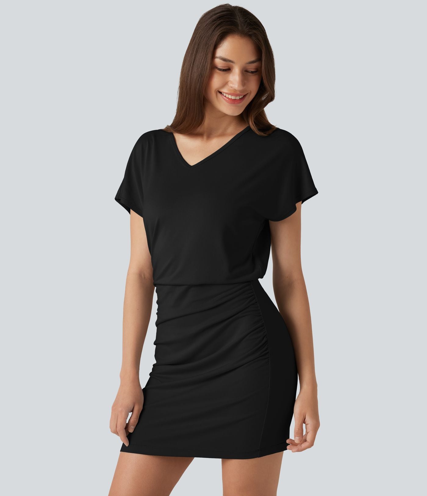 Robe courte moulante col V manches courtes froncée longueur mini allongée