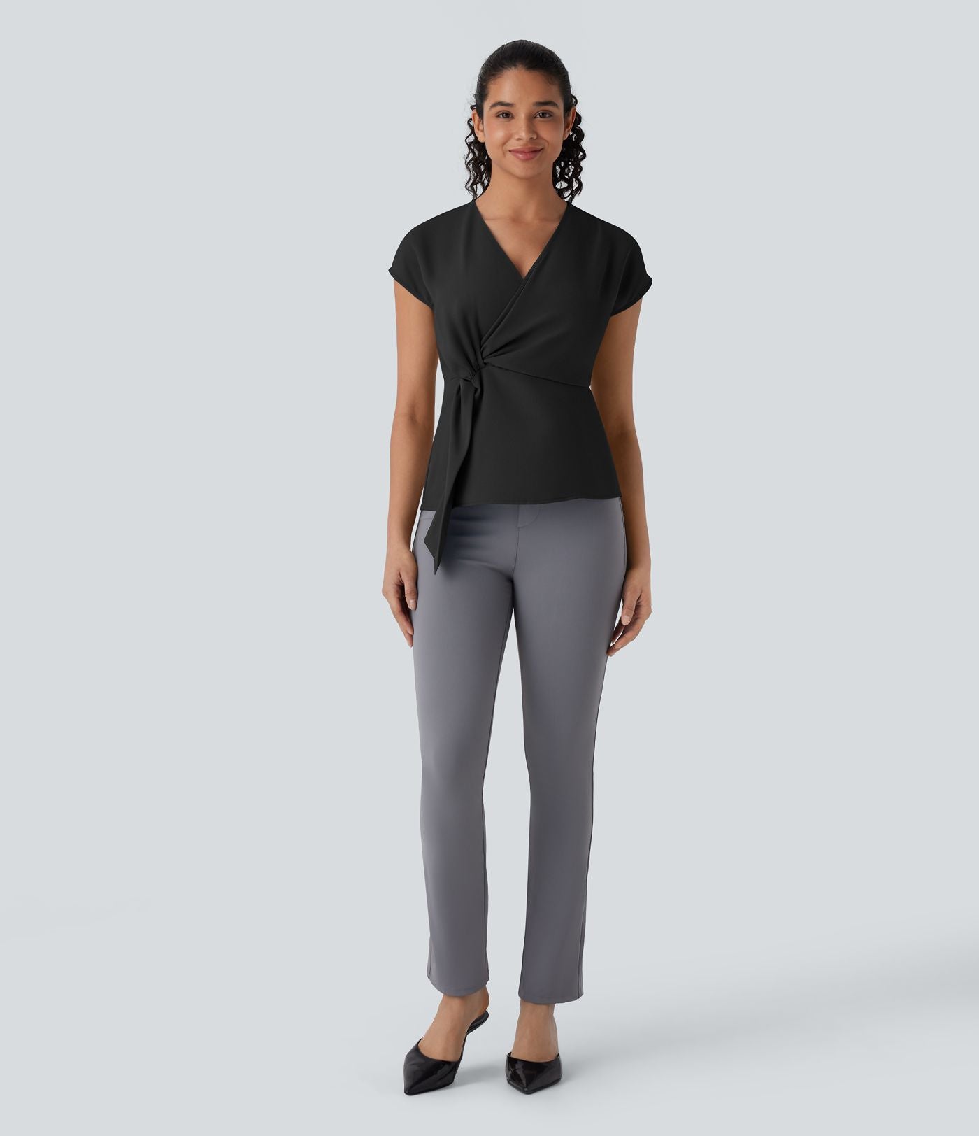Blouse portefeuille à col en V, manches courtes et fronces pour le bureau