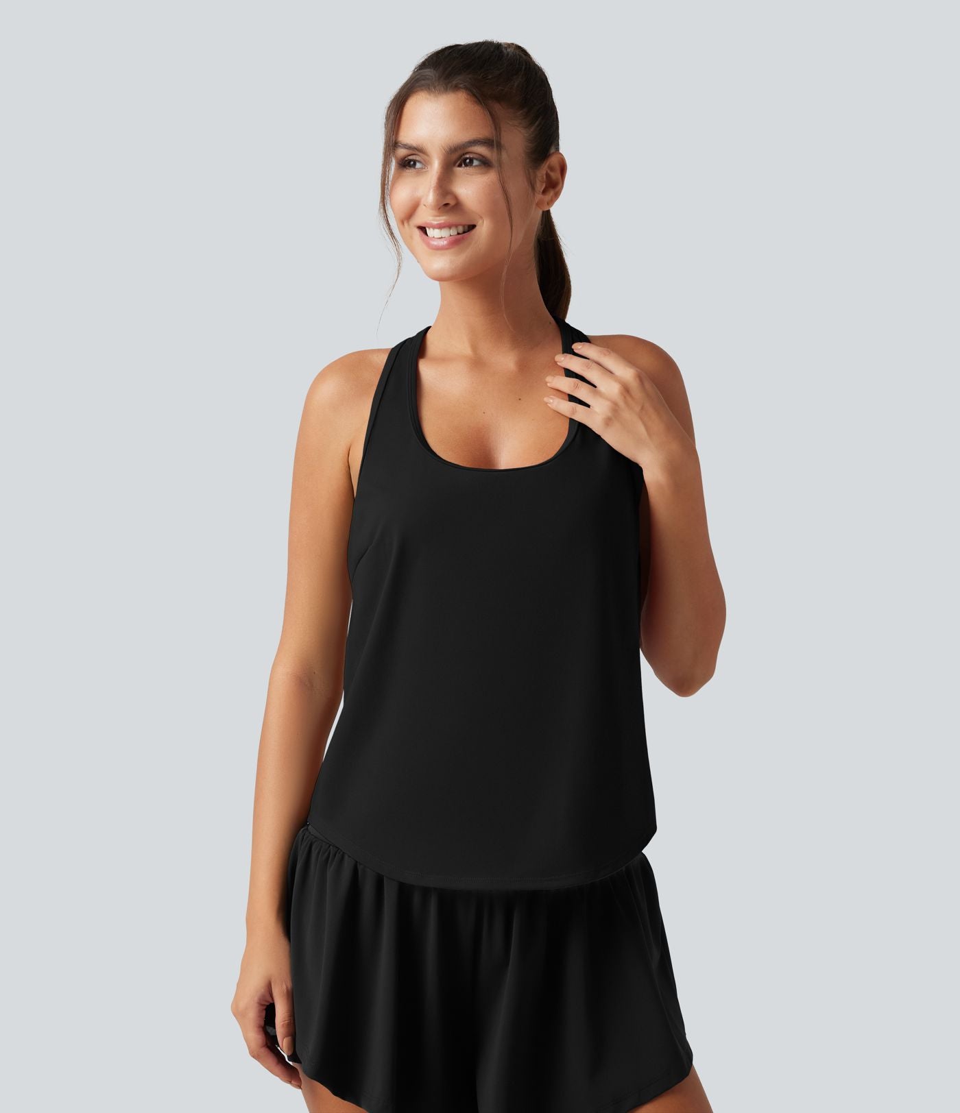 Débardeur de yoga à encolure U, ourlet arrondi, toucher frais, séchage rapide, coussinets amovibles et protection solaire UPF 50+