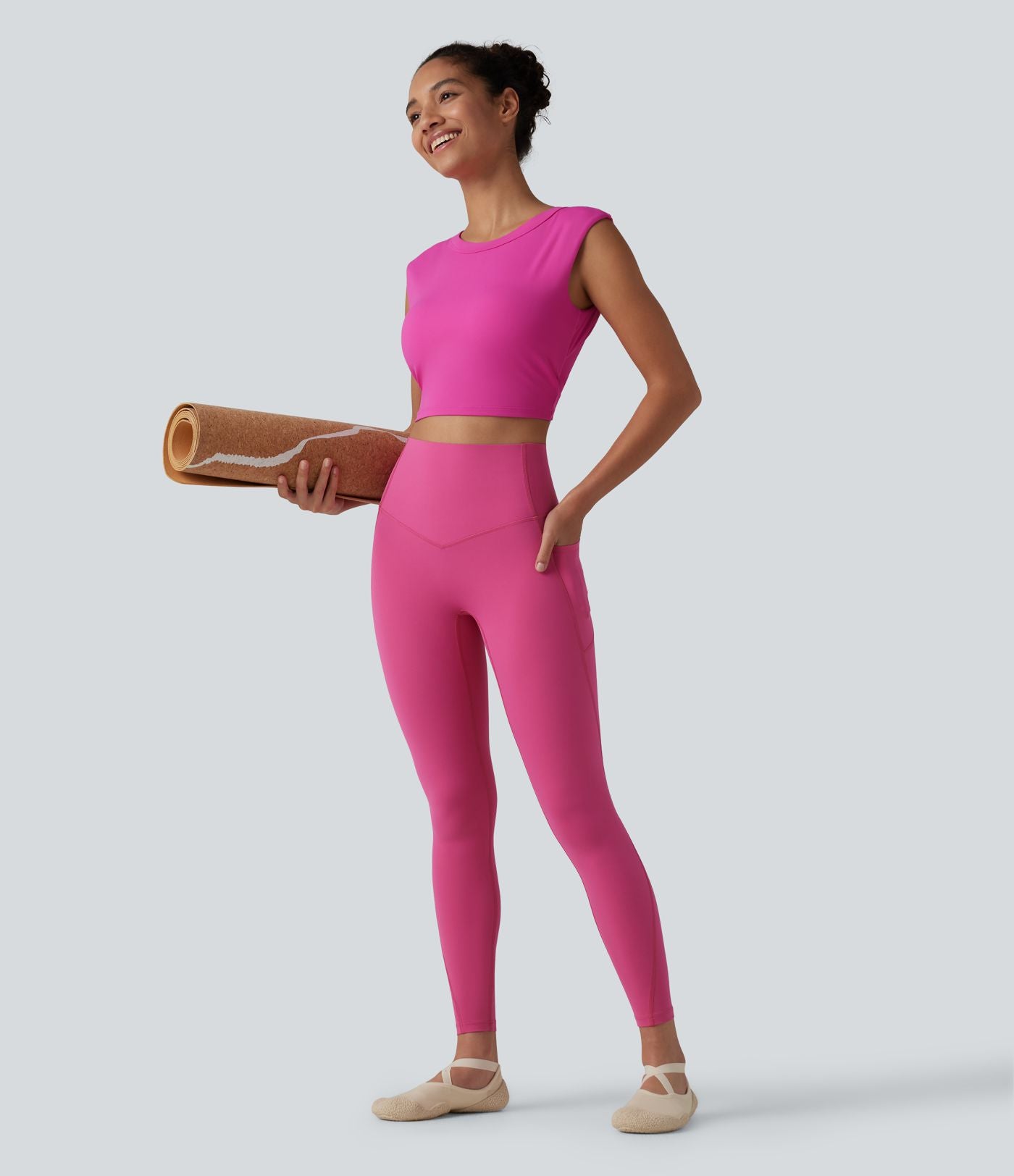 Haut de yoga court SoftlyZero™ léger à col rond et soutien-gorge intégré, sans manches et respirant.