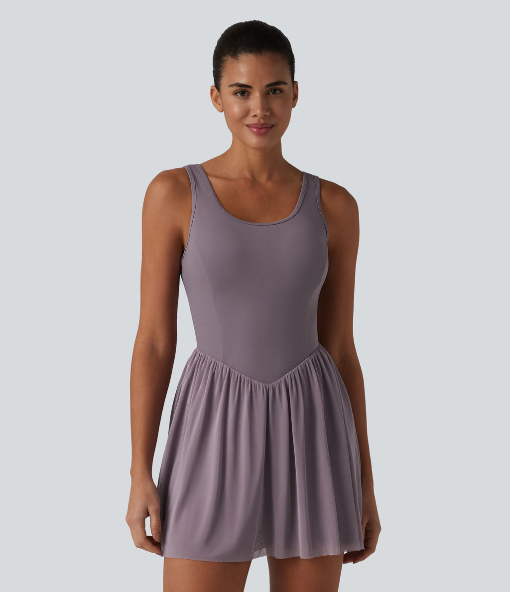 Robe de tennis courte fluide 2-en-1 SoftlyZero™ dos nu avec bretelles croisées, mesh contrasté, brassière intégrée et poches – Easy Peasy