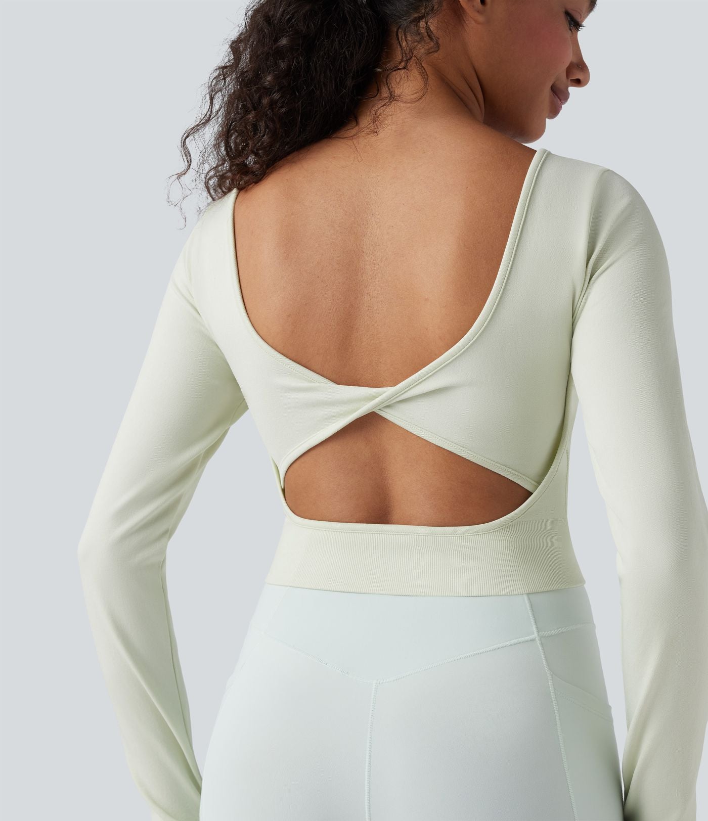 Haut de sport de yoga court Seamless Flow dos nu torsadé encolure dégagée manches longues avec passants pouces