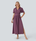 Robe mi-longue fluide de villégiature avec col V, manches courtes, drapée et fendue
