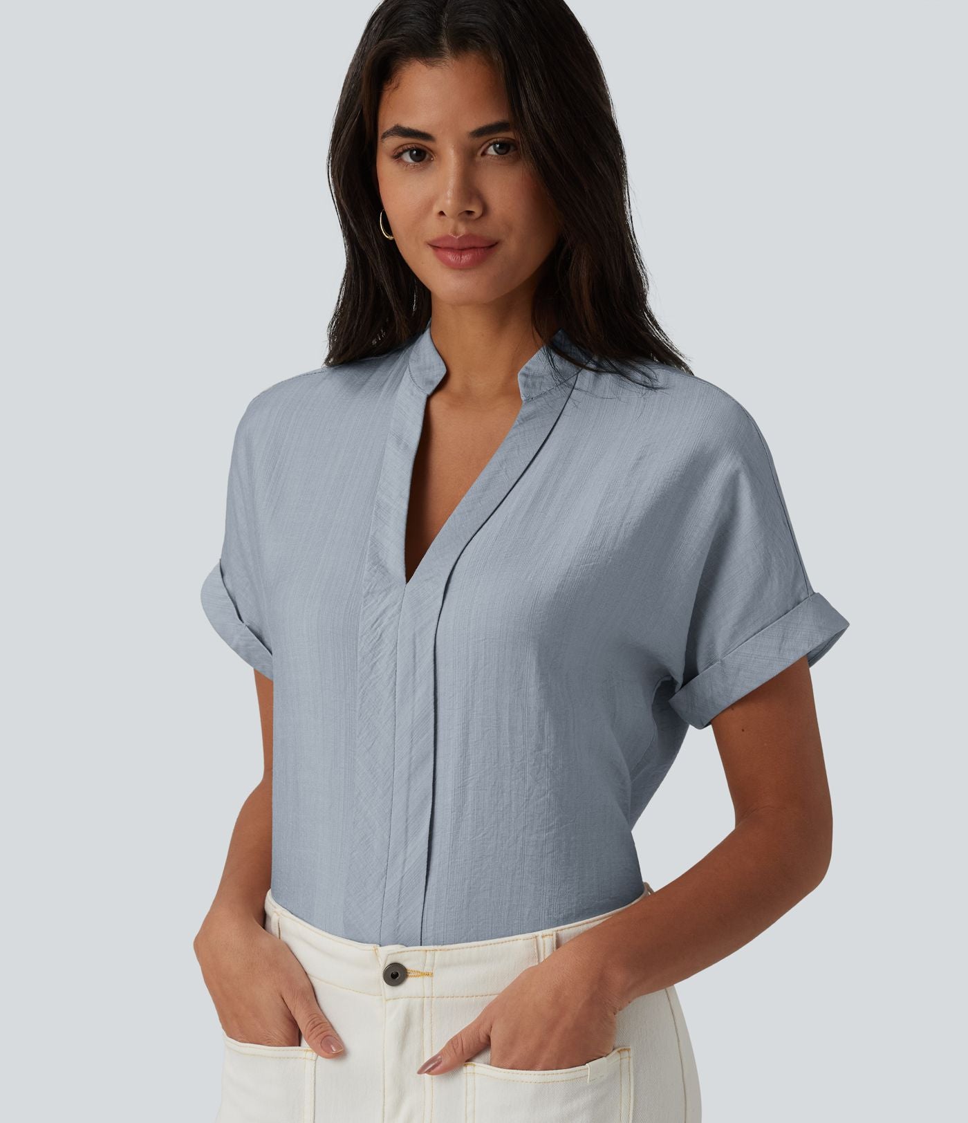 Chemise col V manches courtes aspect lin pour le bureau