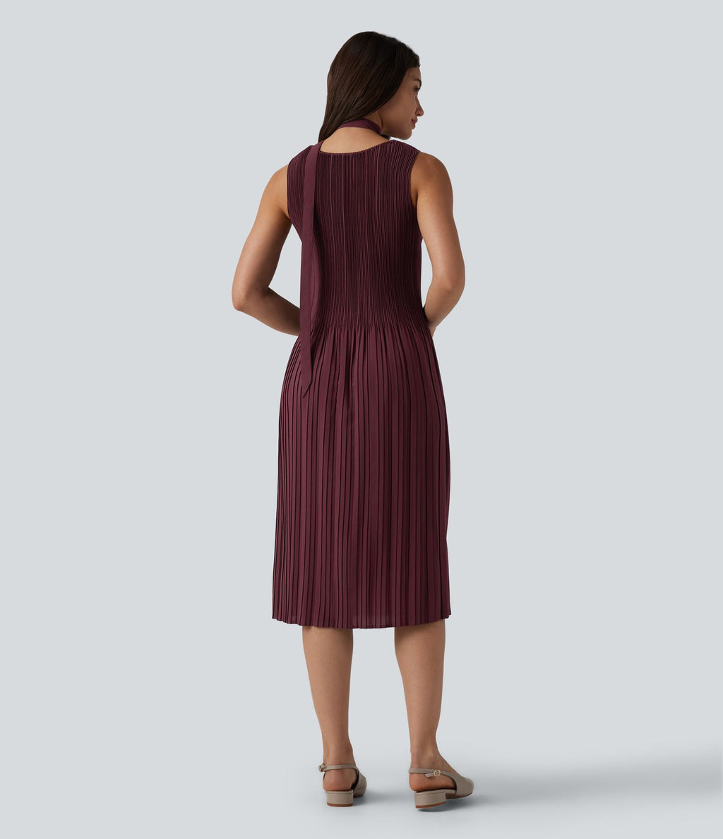 Robe mi-longue de travail ceinturée col bateau sans manches plissée
