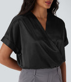 Body tailleur satiné à col V croisé, manches chauve-souris et boutons-pression