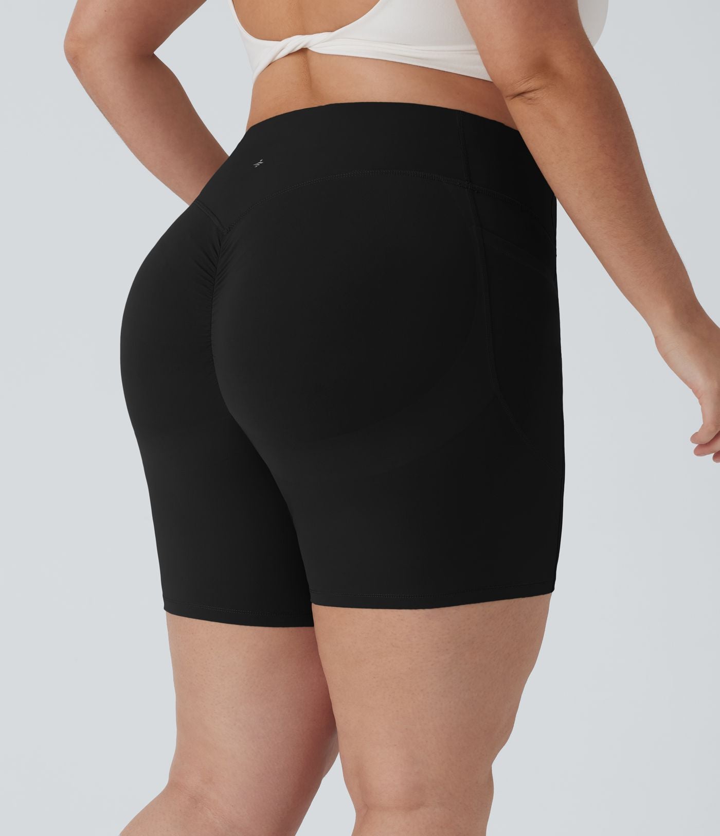 Short cycliste 17,5 cm d'entraînement gainant galbant taille haute grande taille avec effet scrunch et poches Halara UltraSculpt™