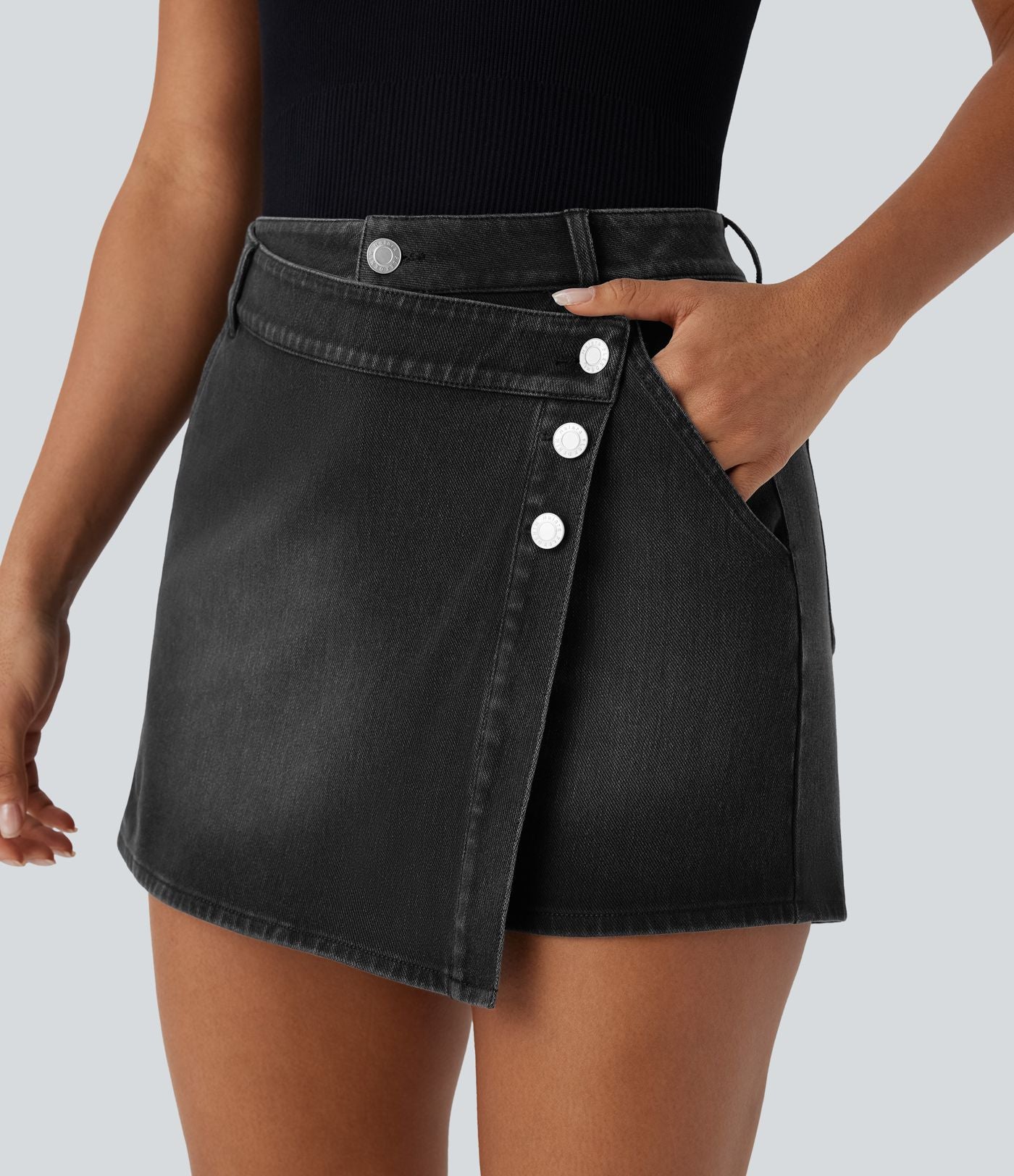 Halara Flex™ Short décontracté en jean extensible effet délavé à taille haute avec poches multiples et détail enveloppant