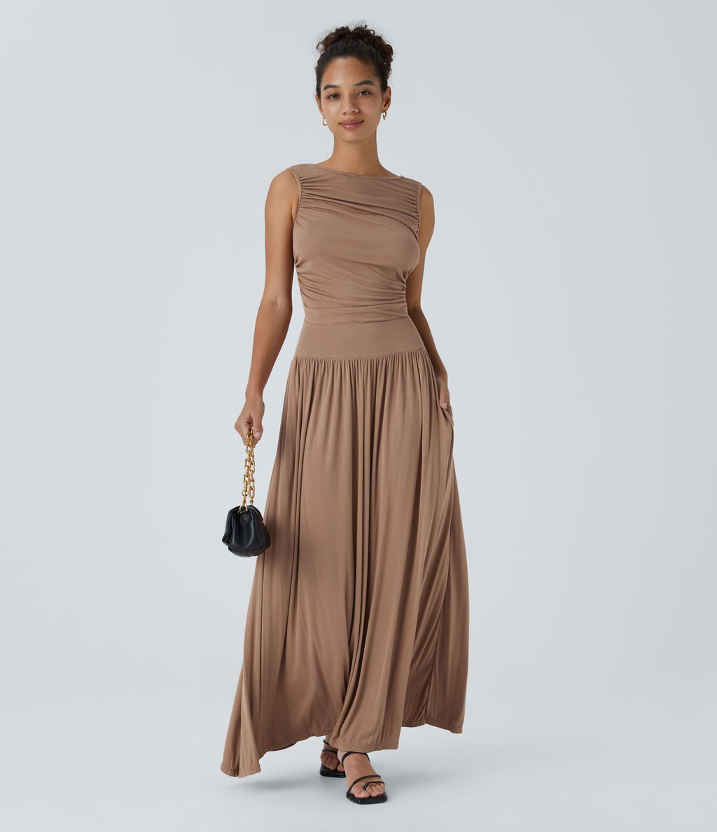Robe longue à encolure bateau, bretelles asymétriques, côtés froncés et poches
