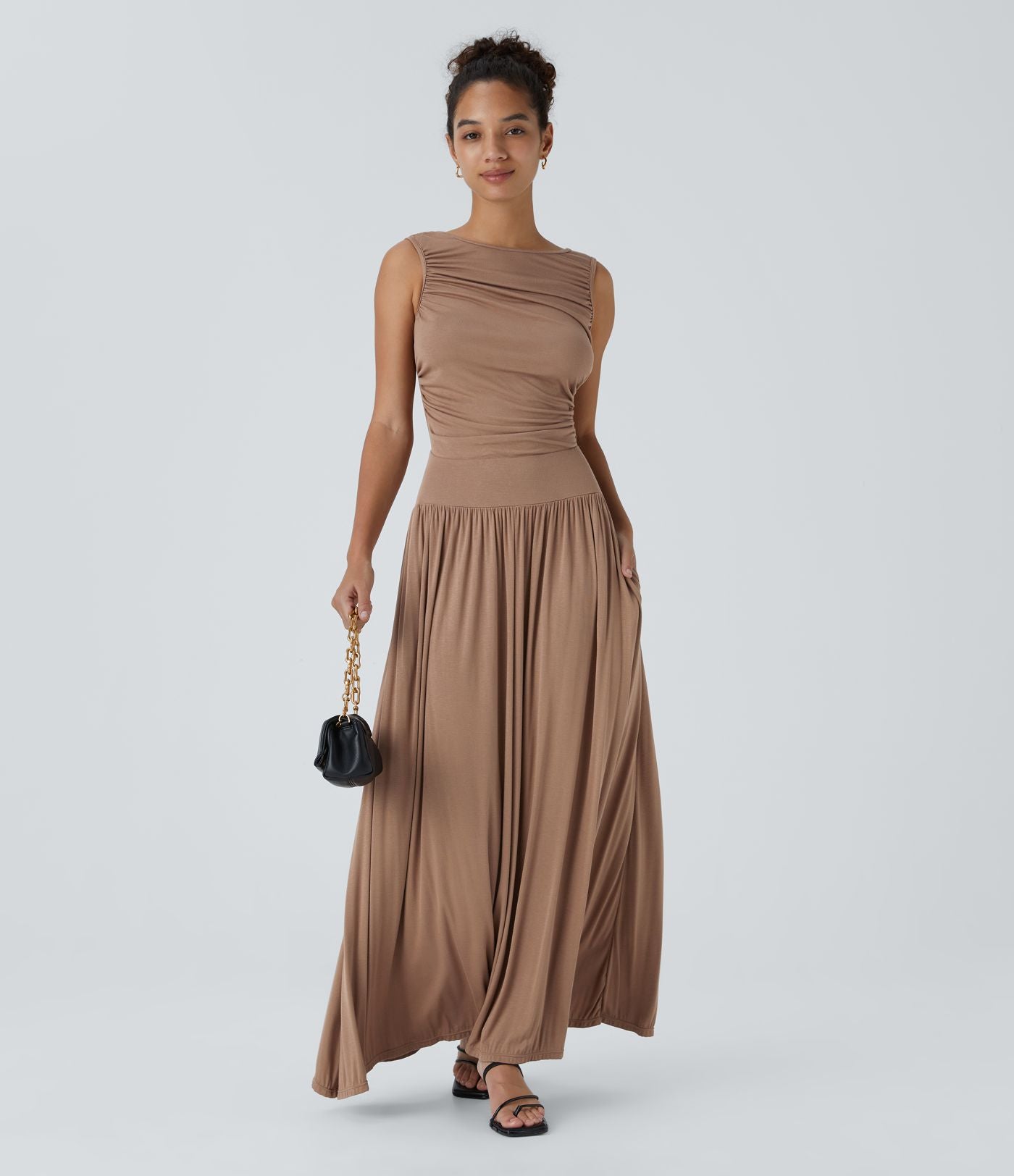 Robe longue à encolure bateau, bretelles asymétriques, côtés froncés et poches