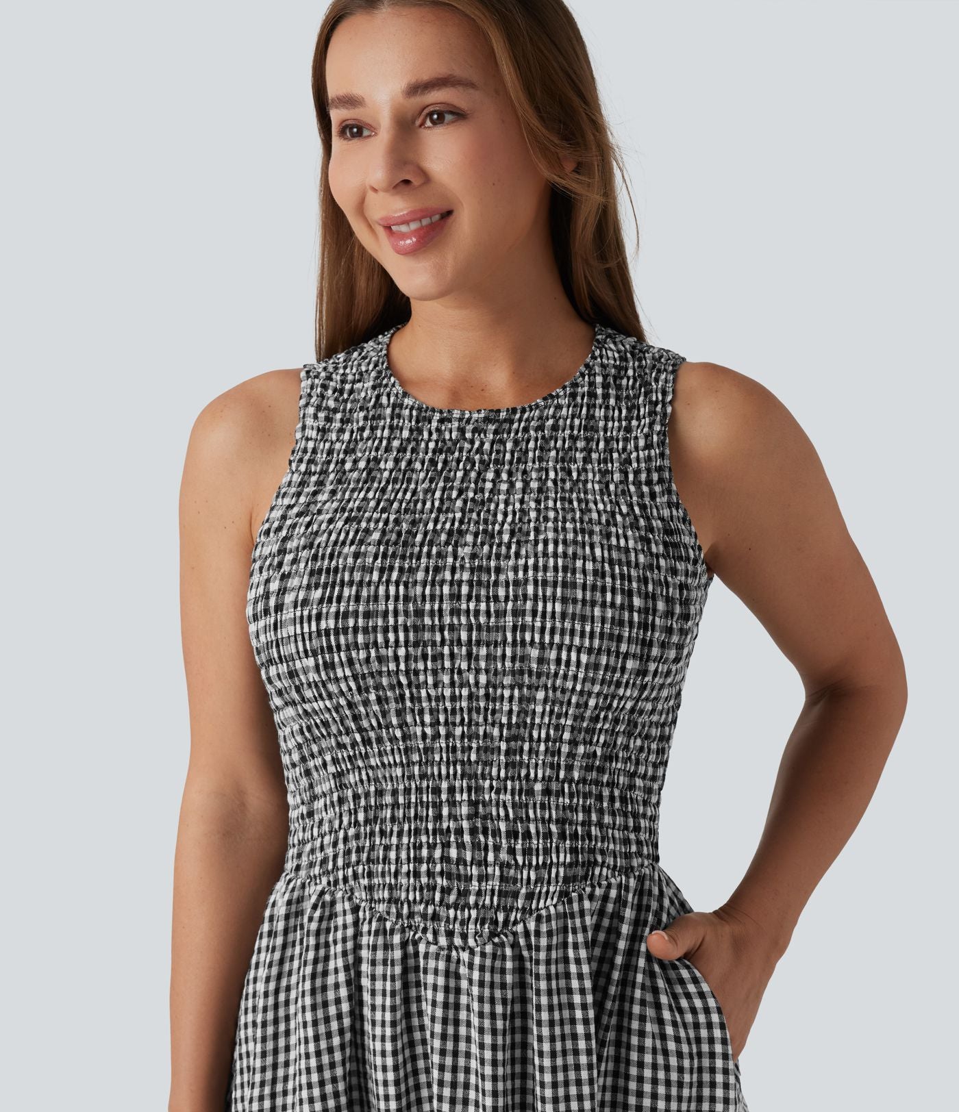 Robe midi fluide casual col rond sans manches à smocks et carreaux aspect lin avec poches