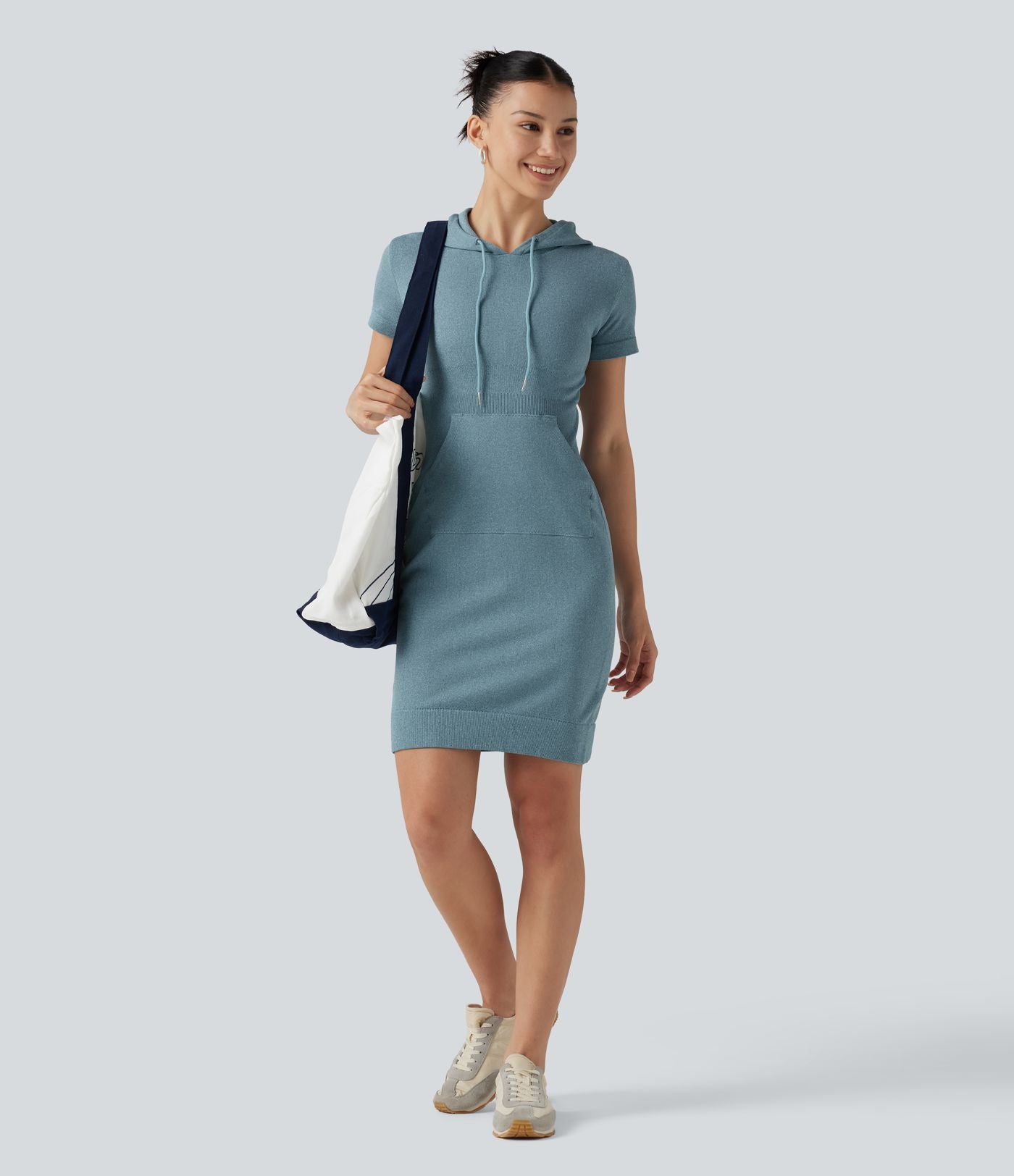 Robe mini moulante OneForm Seamless Flow à capuche avec cordon de serrage, manches courtes et poche