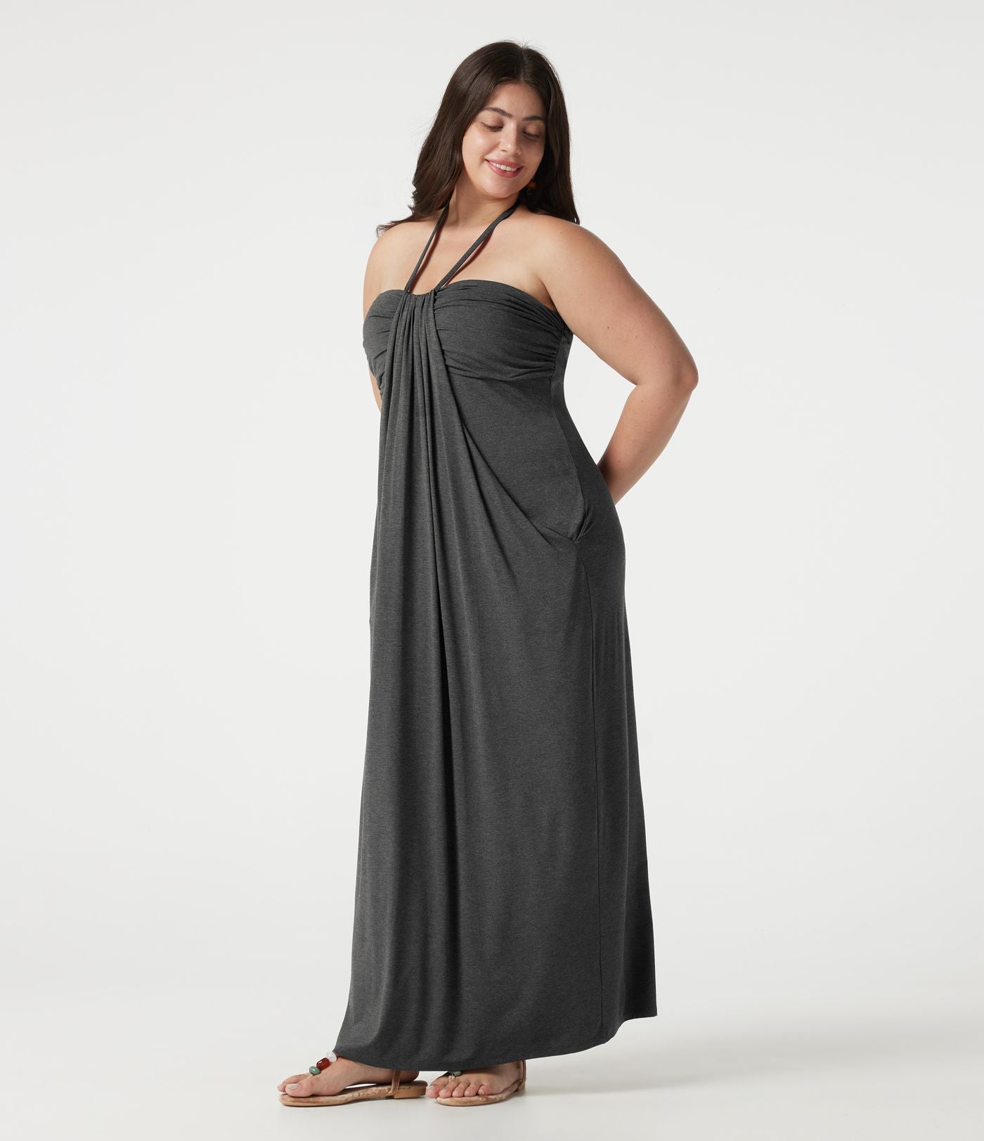 Robe maxi grande taille à col halter avec brassière intégrée, lien noué au dos et poches