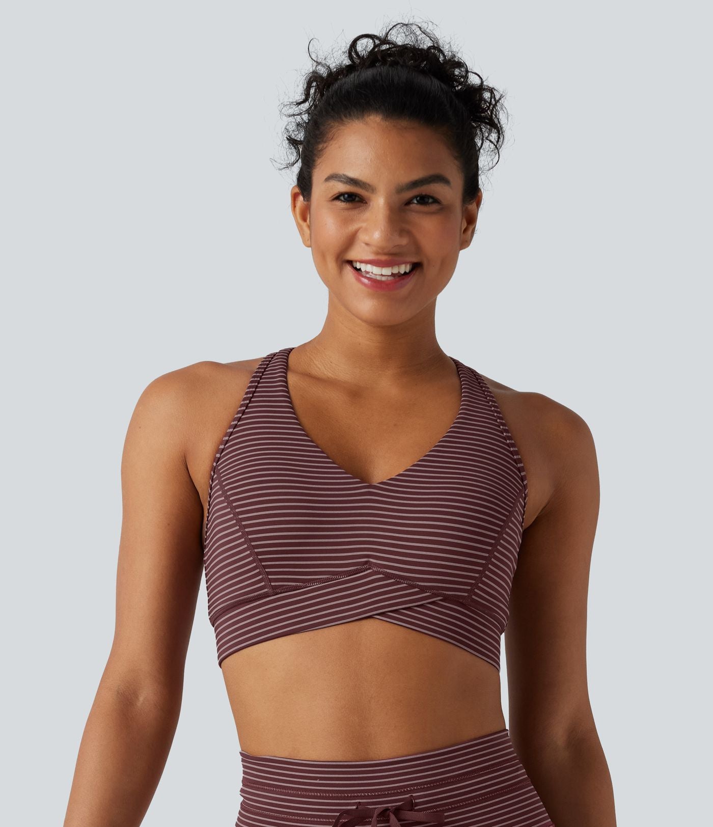 Brassière de sport col V dos nageur maintien moyen à rayures