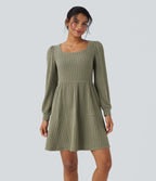 Robe décontractée maille côtelée décolleté carré manches longues bouffantes avec poches