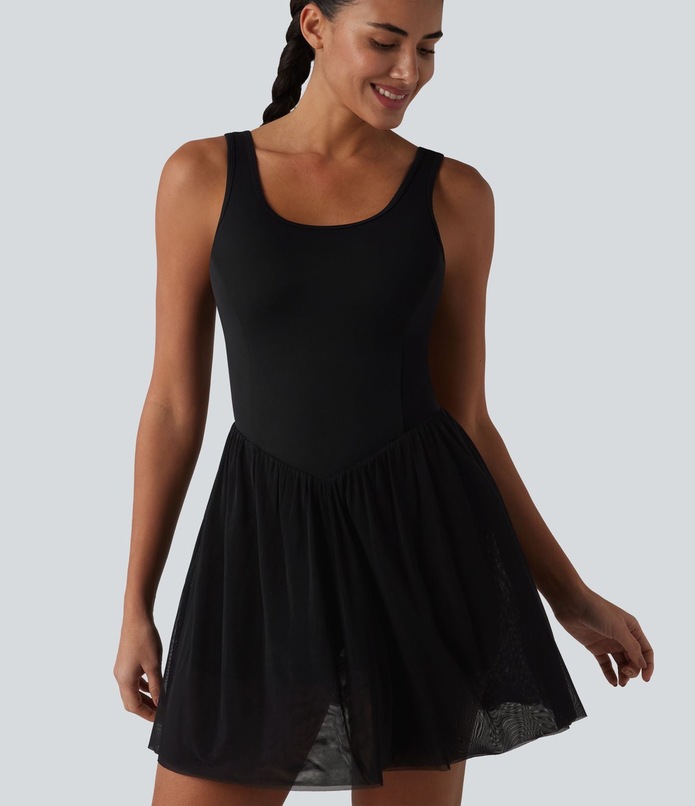 Robe de tennis courte fluide 2-en-1 SoftlyZero™ dos nu avec bretelles croisées, mesh contrasté, brassière intégrée et poches – Easy Peasy