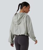 Veste de course légère à capuche manches longues avec poches, cordon de serrage et protection UPF 50+