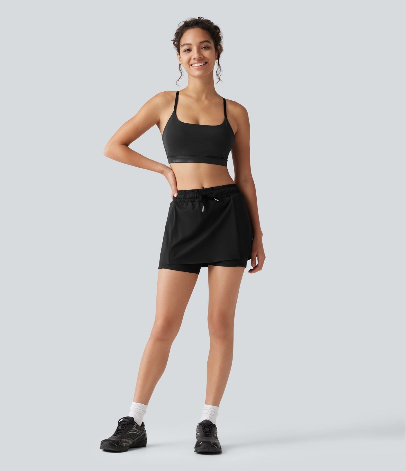 Jupe-short de sport mini SoftlyZero™ Airy taille mi-haute à ourlet croisé, toucher frais, cordon ajustable et poches