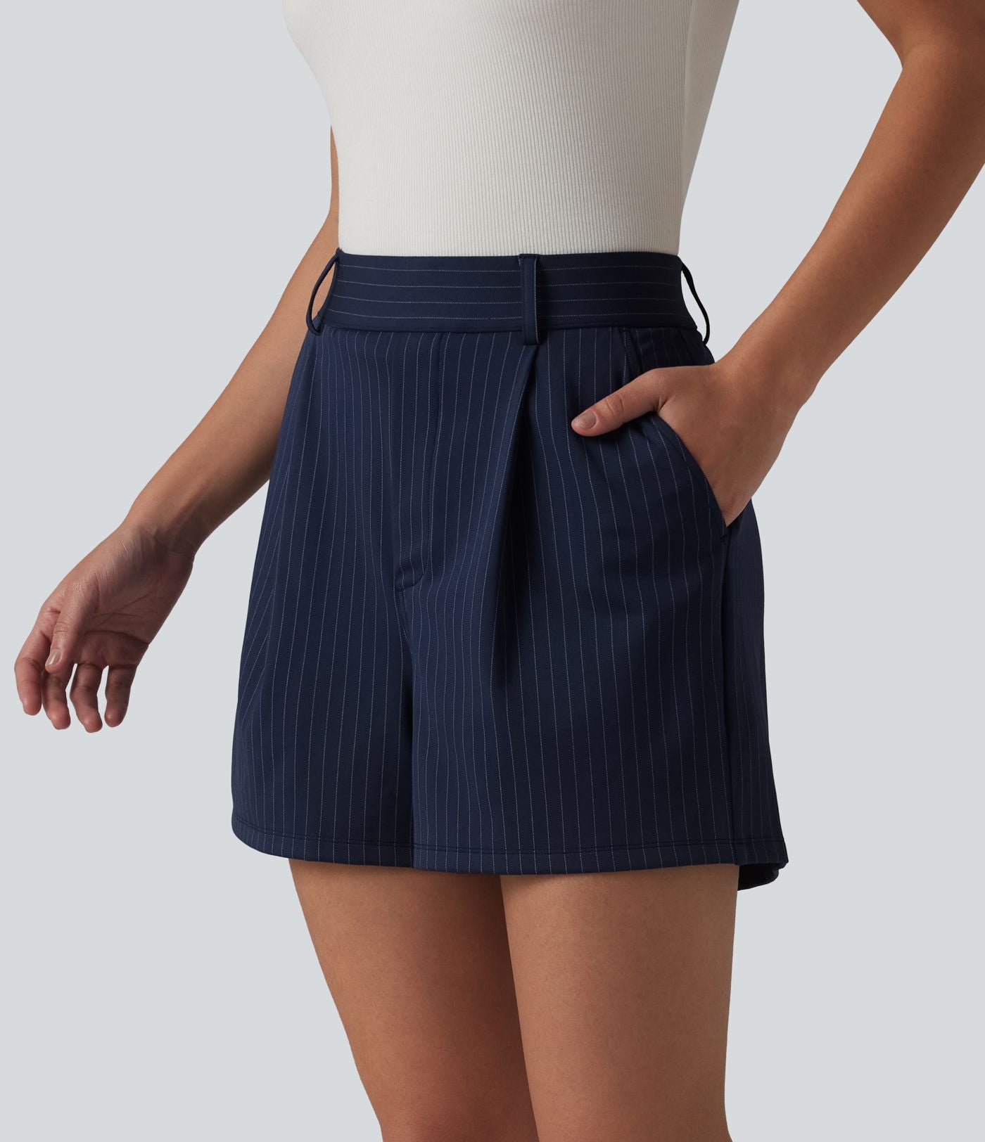 Short tailleur ample à rayures plissées taille haute avec poches
