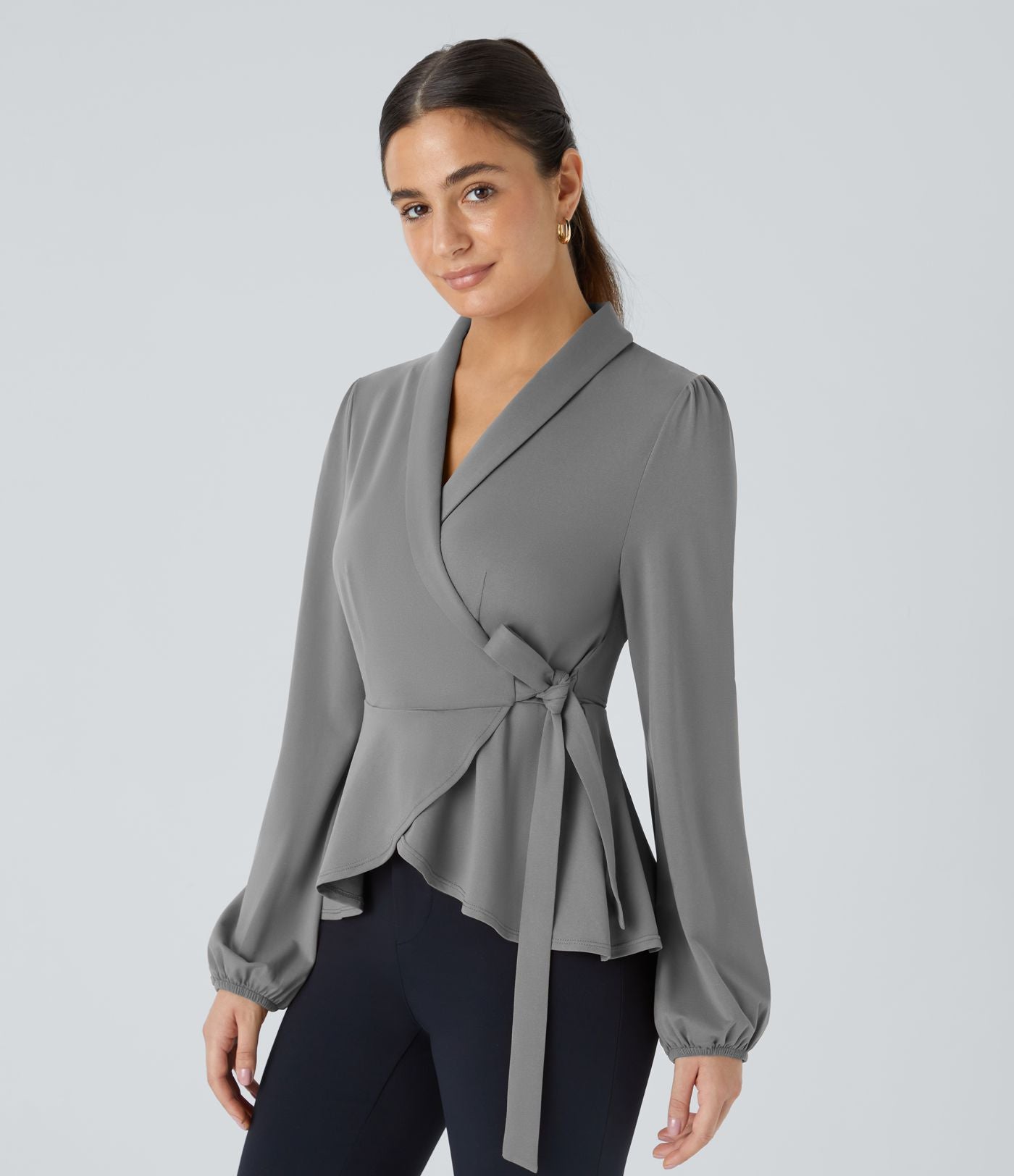 Blouse de travail à col châle, effet cache-cœur, lien sur le côté et ourlet à volants