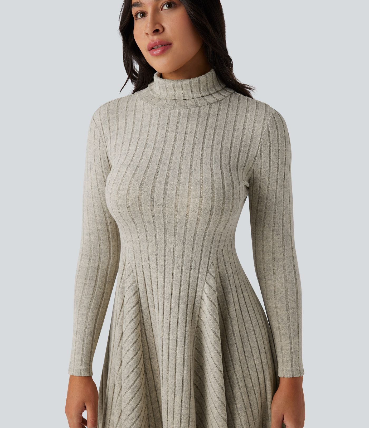 Robe mini évasée col montant à manches longues en maille côtelée