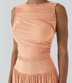 Robe longue à encolure bateau, bretelles asymétriques, côtés froncés et poches