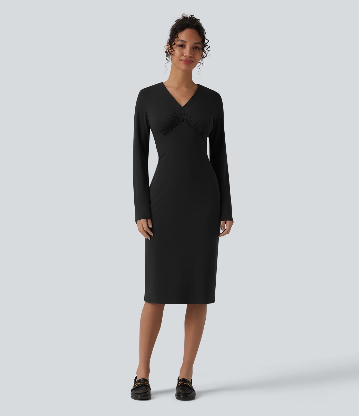 Robe midi col V manches longues froncée avec fente - Idéale pour le bureau