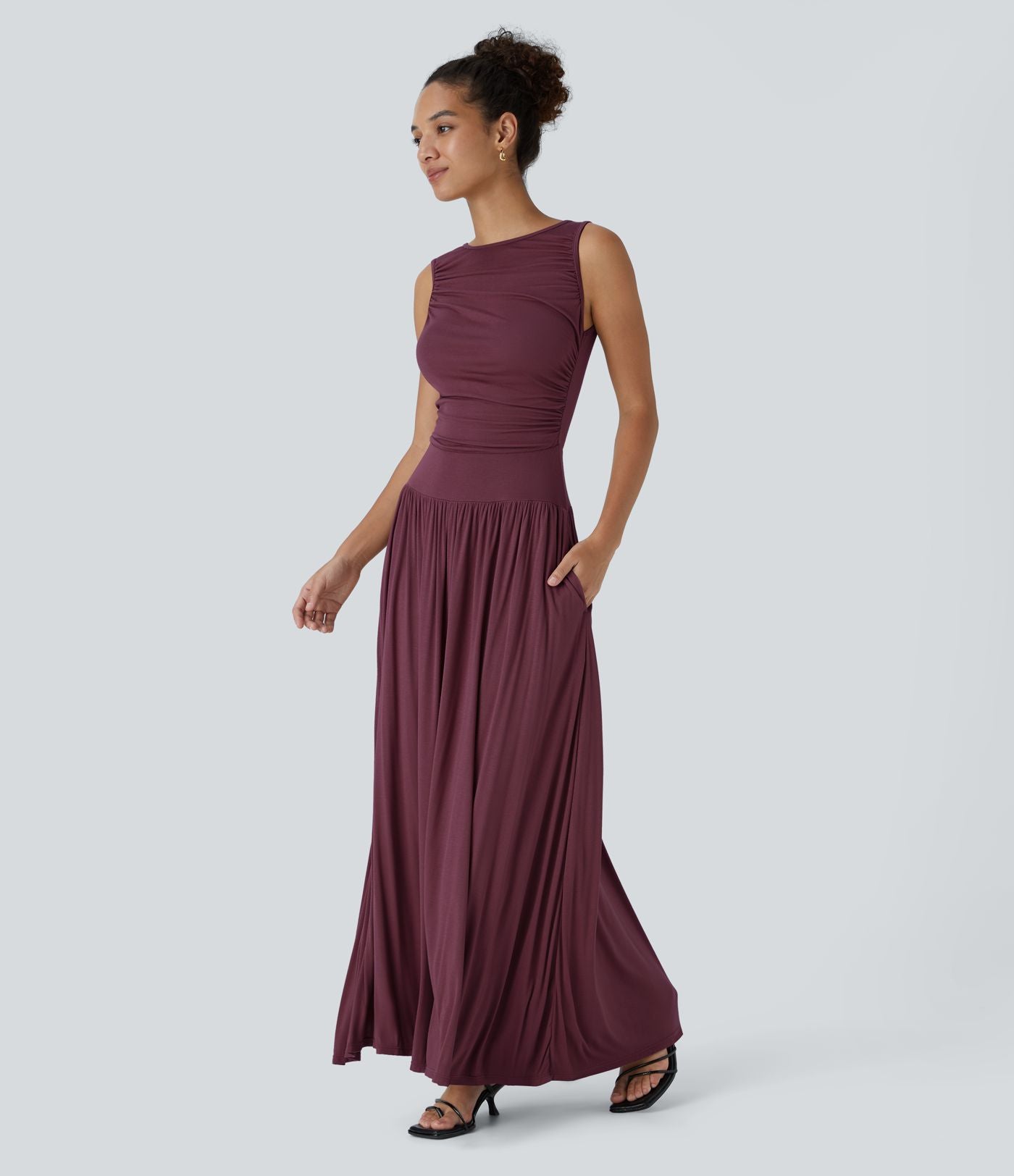 Robe longue à encolure bateau, bretelles asymétriques, côtés froncés et poches