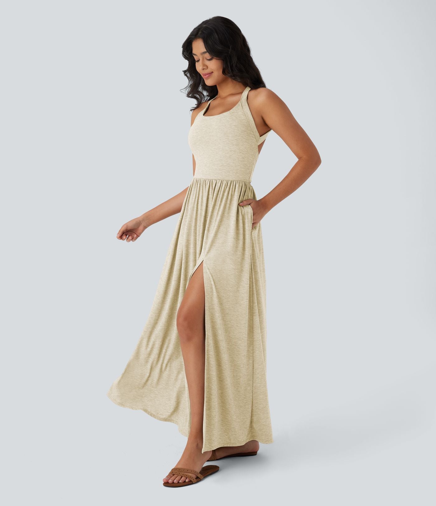 Robe longue fluide fendue avec poches latérales, dos nu et effet torsadé