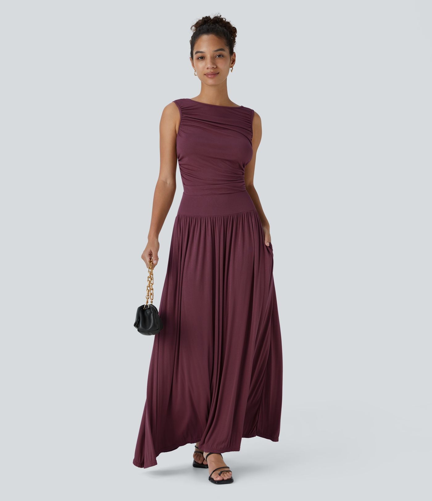 Robe longue à encolure bateau, bretelles asymétriques, côtés froncés et poches