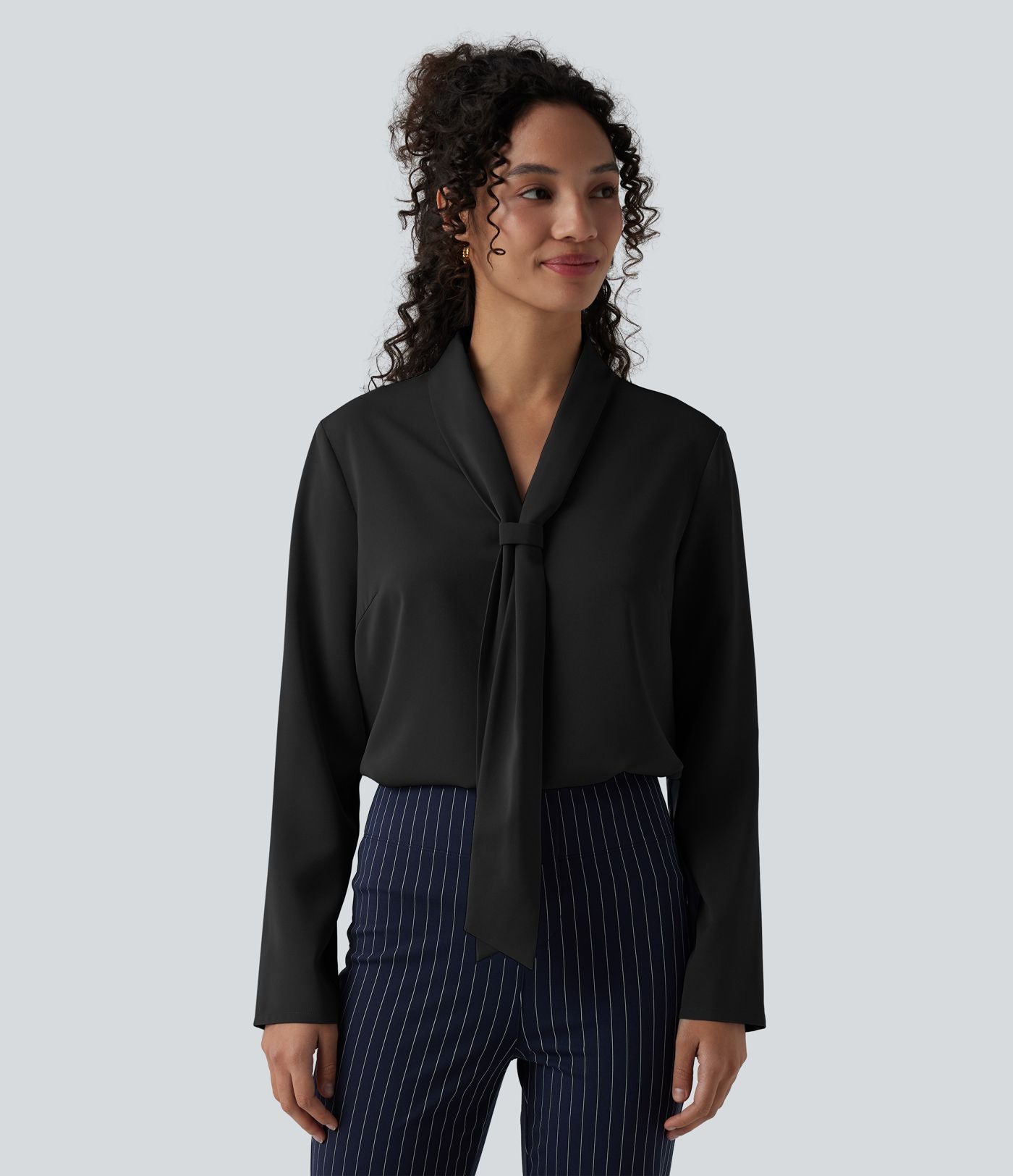 Blouse esprit bureau défroissage facile, col V, manches longues et lien à nouer
