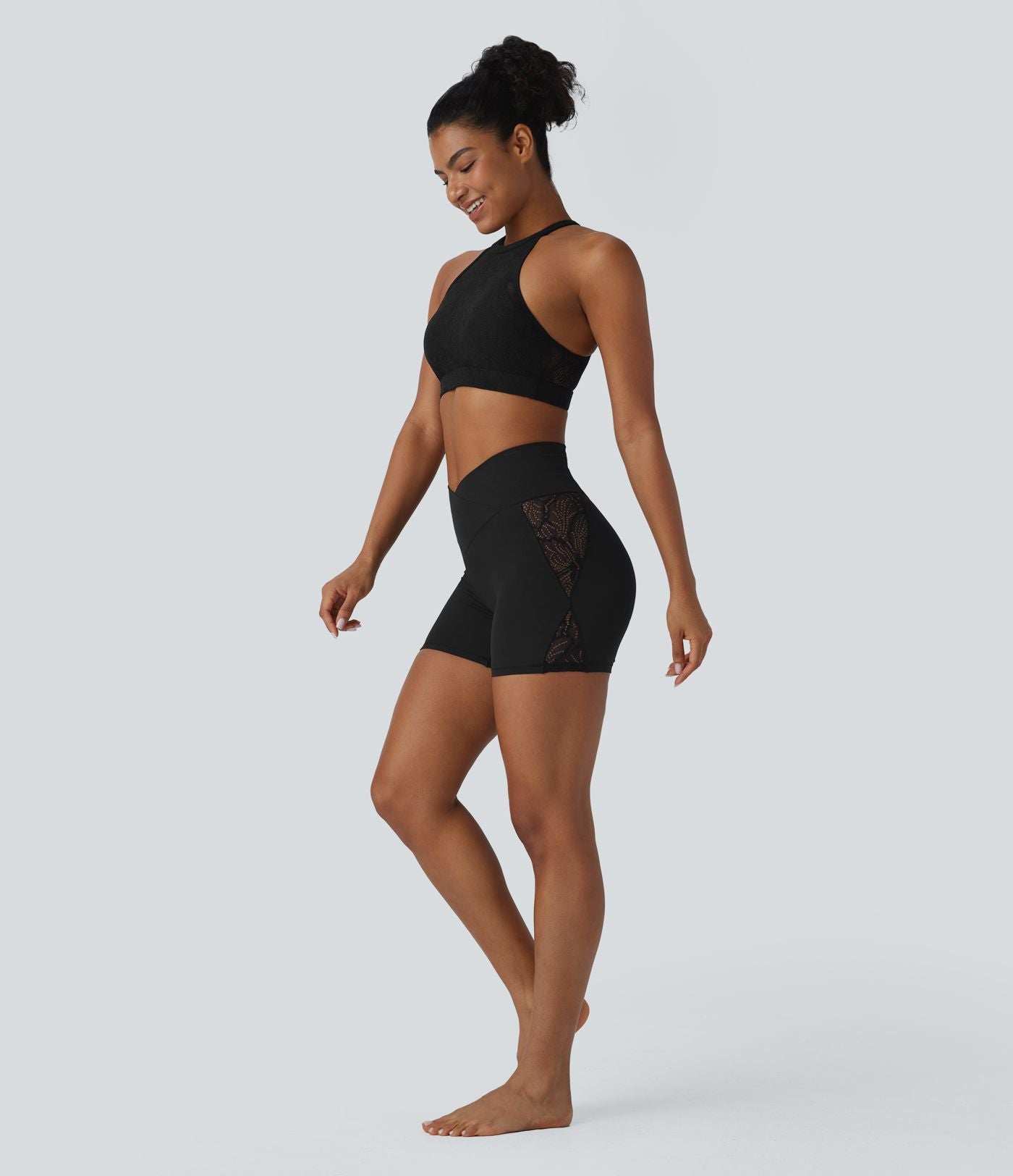 Softlyzero™ Short cycliste yoga taille haute croisé avec dentelle contrastée et poche arrière 12,5 cm - UPF50+