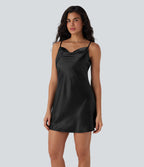 Mini-robe nuisette décontractée en satin à col bénitier avec bretelles ajustables
