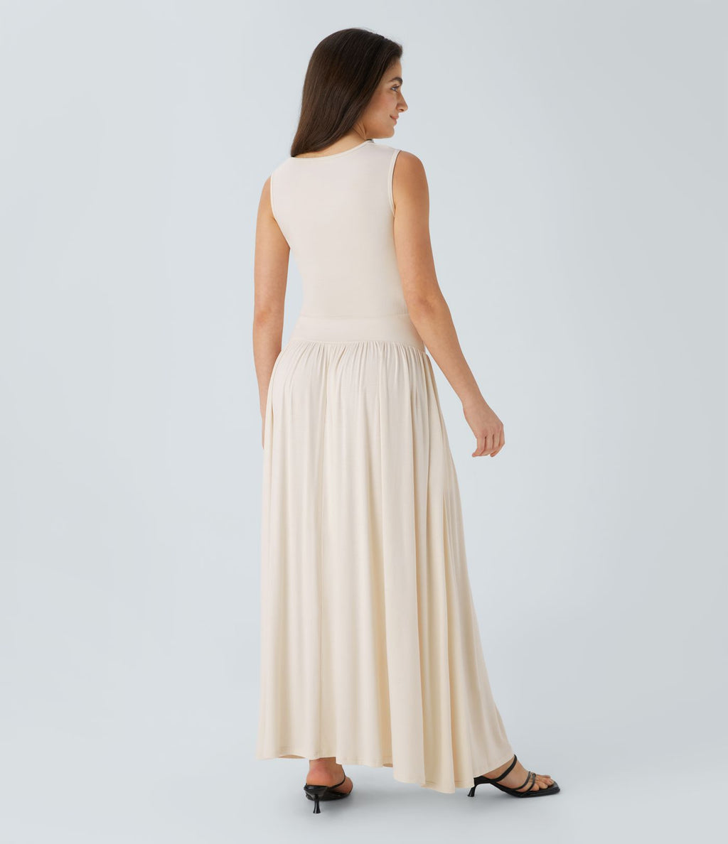 Robe longue à encolure bateau, bretelles asymétriques, côtés froncés et poches