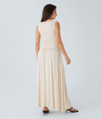 Robe longue à encolure bateau, bretelles asymétriques, côtés froncés et poches