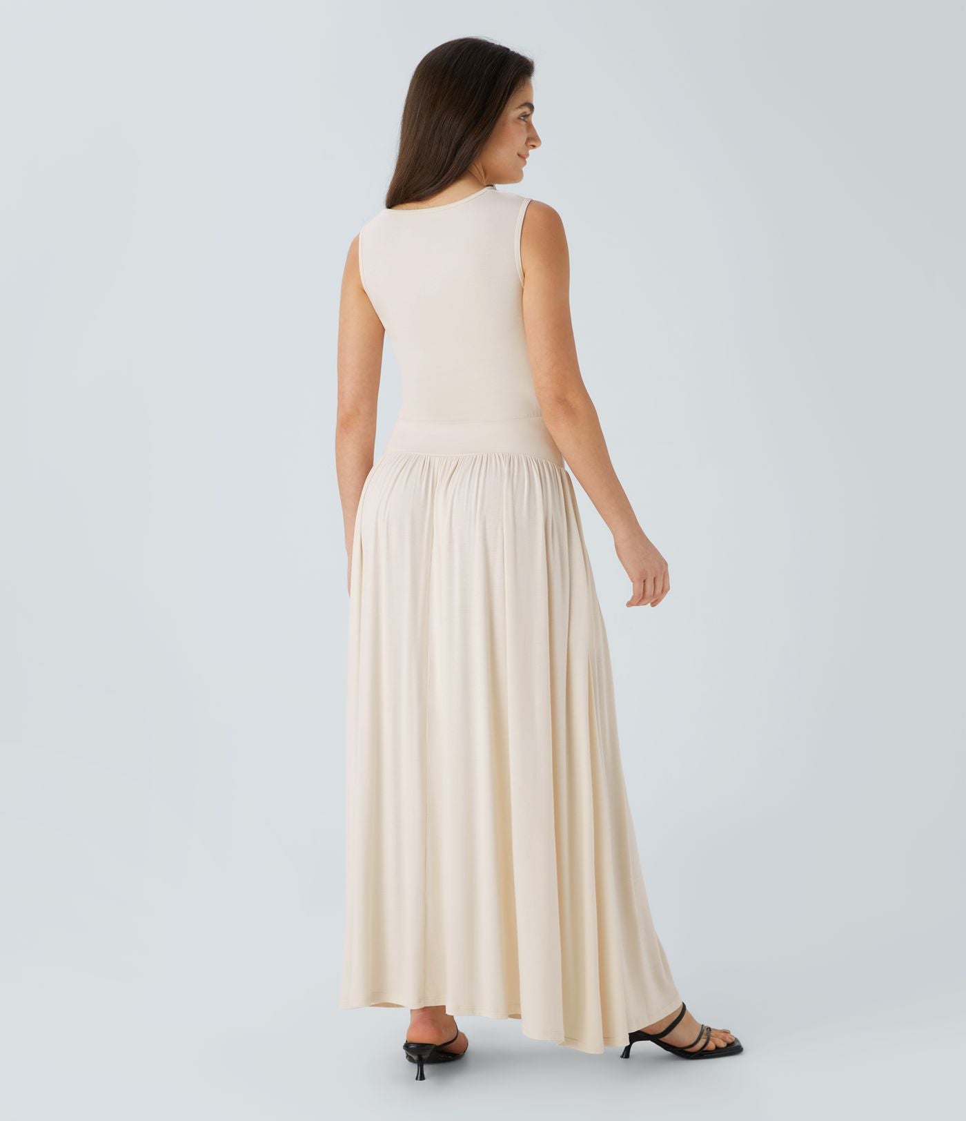 Robe longue à encolure bateau, bretelles asymétriques, côtés froncés et poches