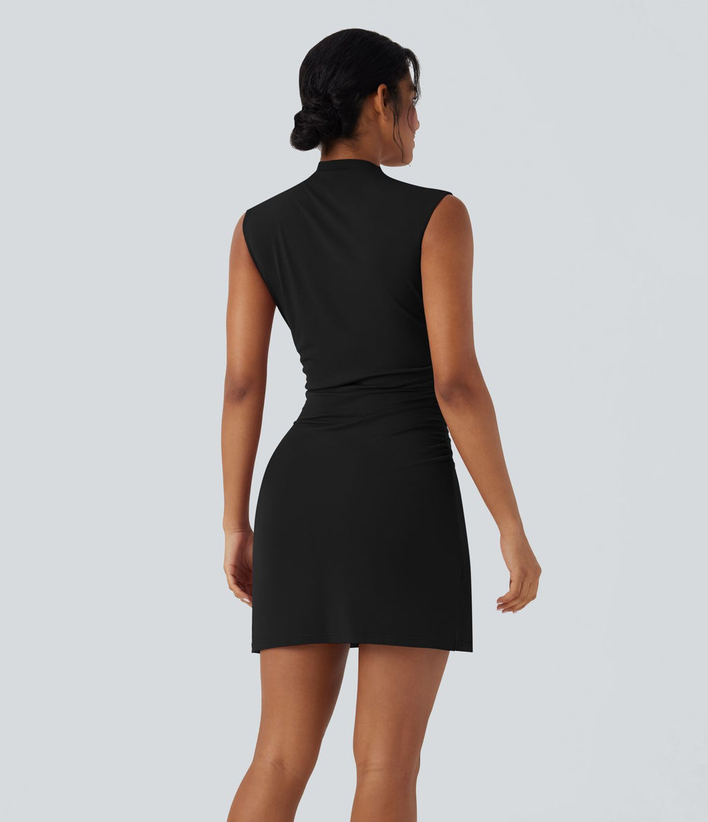 Robe courte moulante col montant sans manches froncée ourlet croisé
